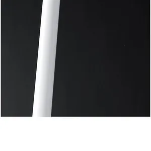 Gros plan détaillé d'un étui à brosse à dents blanc minimaliste sur fond noir uni.