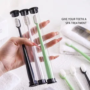 Lot de brosses à dents à poils souples ultra-fins présentées dans un tube transparent