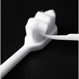 Brosse à dents souple ultra-fine avec nano-poils denses pour protéger les gencives sensibles.