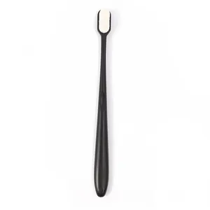 Brosse à dents à poils souples ultra-fins avec manche noir ergonomique sur fond blanc