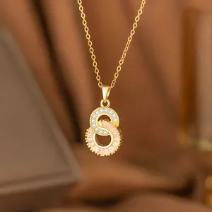 Elegante goldfarbene Halskette mit taillenförmigem Anhänger und Zirkonia Steinen