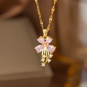 Élégant collier doré avec un pendentif en forme de fleur rose et cristaux scintillants