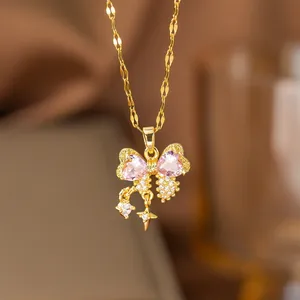 Collier nœud élégant en or avec cristaux cœur roses et petits pendentifs pendants