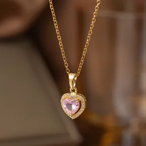 Élégant collier plaqué or avec un pendentif étincelant en forme de cœur rose pour femme
