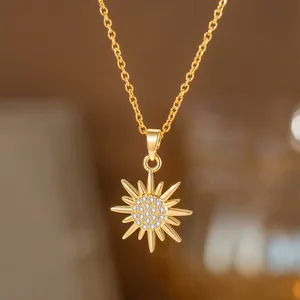 Elegante goldfarbene Sonnenstrahl-Halskette mit Pavé-Steinen für den Damenschmuck