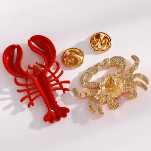 Nahaufnahme zeigt die Rückseite und Texturen von rotem Hummer- und goldenem Krabbenschmuck.