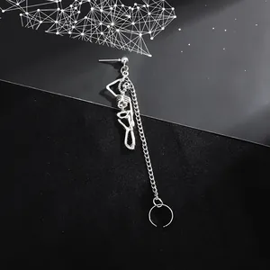 Punk stijl zilveren skelet oorbel met lange ketting en ear cuff detail.