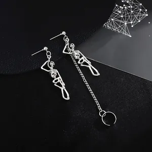 Detail van punkstijl zilveren skelet oorbellen met ketting en oormanchet detail
