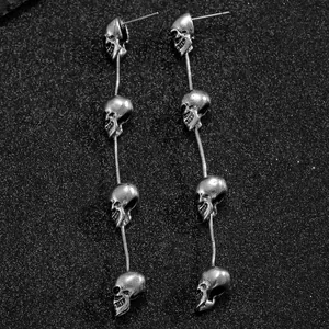 Detailopname van punk vintage zilveren schedel lange hangende oorbellen achtergrond.