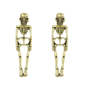 Gedetailleerd overzicht van vintage punk gouden skelet oorbellen met hol ontwerp