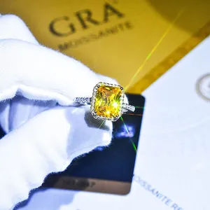 Lussuoso anello halo in moissanite gialla taglio smeraldo con il certificato GRA