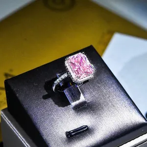 Primo piano dettagliato di un anello di lusso con gemma rosa rettangolare e incastonatura