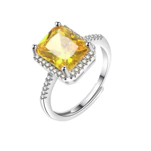 Vista dettagliata di un anello di lusso con gemma gialla e fascia regolabile