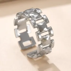Vue détaillée d'une bague ouverte en acier inoxydable argenté au design de chaîne