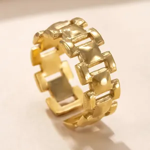 Gros plan détaillé d'une bague ouverte en acier inoxydable plaqué or 18 carats ajourée