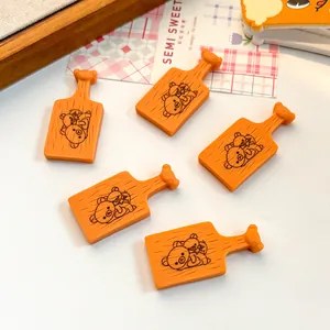 Vue détaillée de mini plateaux en résine orange avec gravures d'ours pour maisons de poupée