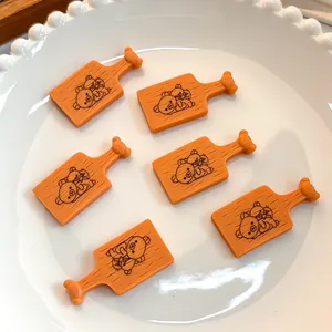 Gros plan de mini plateaux en résine avec motifs d'ours pour déco maison de poupée DIY