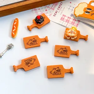 Détail macro de mini plateaux de jeu en résine avec des motifs d'ours gravés pour le DIY
