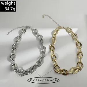 Detailansicht klobiger Hip-Hop-Ketten in Gold- und Silberoptik mit geometrischen Gliedern