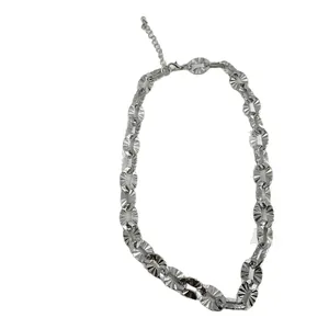 Silberne grobe Hip-Hop-Kette mit texturierten geometrischen Gliedern