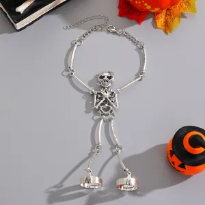Detailansicht des gotischen Skelett-Handketten-Armbands mit zwei Fingerringen