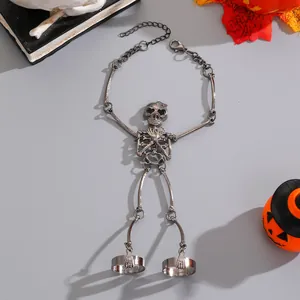 Detailansicht eines gotischen Skelett-Handketten-Armbands mit Doppelringen in Gunmetal