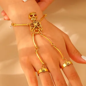 Goldfarbenes Gothic Skelett Armband mit integrierten Ringen für einen Vintage Look.