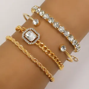 Juego de 4 pulseras bohemias de color dorado con brillantes detalles de cristal para mujer