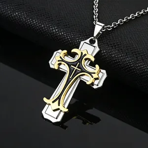 Gros plan détaillé d'un pendentif en croix multicouche avec plaquage or et émail.