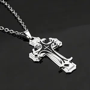 Gros plan d'un pendentif croix en argent multicouche avec détails noirs et une chaîne