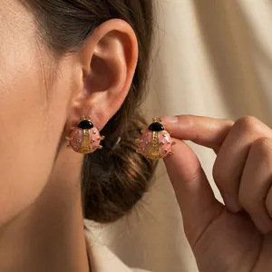 Eleganti orecchini a lobo a forma di coccinella in smalto rosa e acciaio dorato