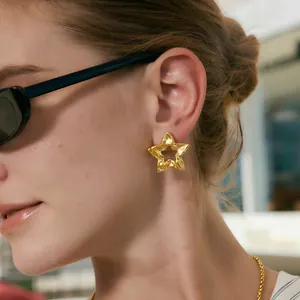 Détail de boucles d'oreilles en forme d'étoile en acier inoxydable doré tendance