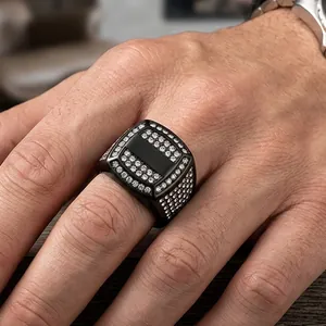 Detailansicht eines schwarzen Herren-Hip-Hop-Siegelrings aus Titanstahl mit Zirkonia-Besatz