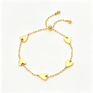 Vista detallada de la pulsera de corazones en acero inoxidable chapada en oro de 18k.