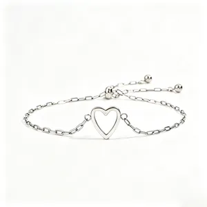 Primer plano de una pulsera de corazón de acero inoxidable con cadena ajustable