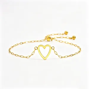 Vista detallada de la pulsera ajustable de acero inoxidable con corazón bañada en oro