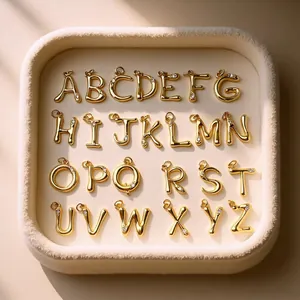 Set aus 26 vergoldeten Messing-Anhängern mit englischen Buchstaben und Strasssteinen