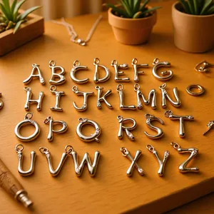 Detailaufnahme von 26 Alphabet-Anhängern aus Messing A-Z mit kleinen Kristallakzenten