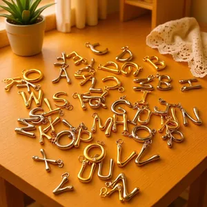 Komplettes Set aus 26 Messing-Alphabet-Anhängern mit Strass für DIY-Halsketten