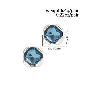 Detailweergave blauwe vierkante kristallen oorknopjes met afmetingen van 1,3 cm
