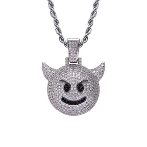 Collier avec pendentif emoji diable glacé avec zircons micro-pavés pour style hip hop.