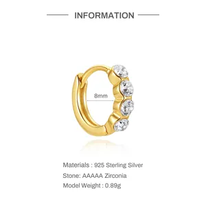 Detailansicht von 925er Sterling Silber Huggie Ohrring mit AAAAA Zirkonia