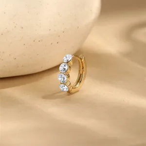 Nahaufnahme eines S925 Sterling Silber vergoldeten Knorpelohrrings mit Zirkonia