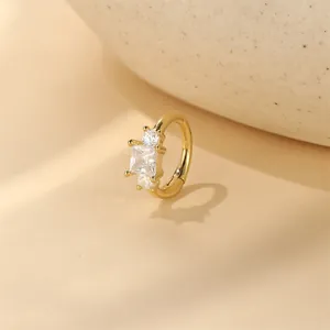 Detailansicht eines vergoldeten Piercing-Ohrrings mit quadratischem Zirkonia-Stein