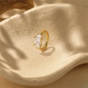 Nahaufnahme eines vergoldeten 6mm S925 Silber-Ohrrings für Knorpel mit Zirkonia
