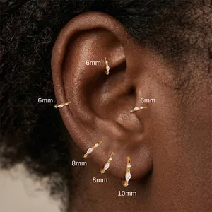 Nahaufnahme goldener S925 Sterling Silber Ohrringe in den Größen 6 mm, 8 mm, 10 mm