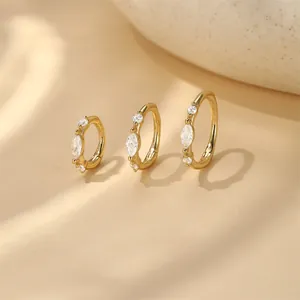 Detailansicht von vergoldeten S925 Silber-Ohrringen mit Marquise-Zirkonia Steinen.