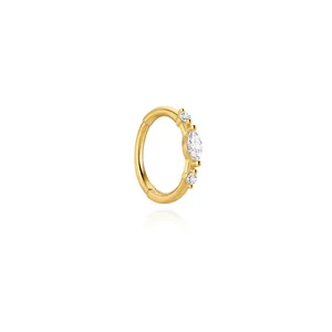 Detailansicht eines goldenen Knorpelohrrings mit marquiseförmigen und runden CZ-Steinen