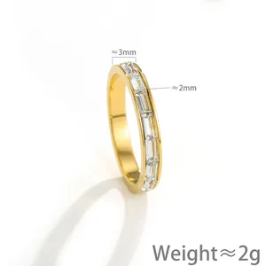 Détail montrant les mesures et le poids de la bague en acier inoxydable doré