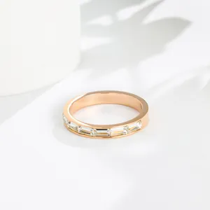 Gros plan d'une élégante bague en acier inoxydable or rose avec cristaux baguette